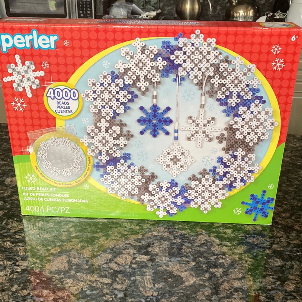 PERLER SNOWFLAKE WREATH FUSED BEAD KIT 4000 BEADS NWT